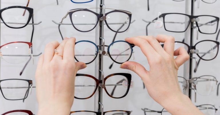 consultant choosing the right eyeglass frames